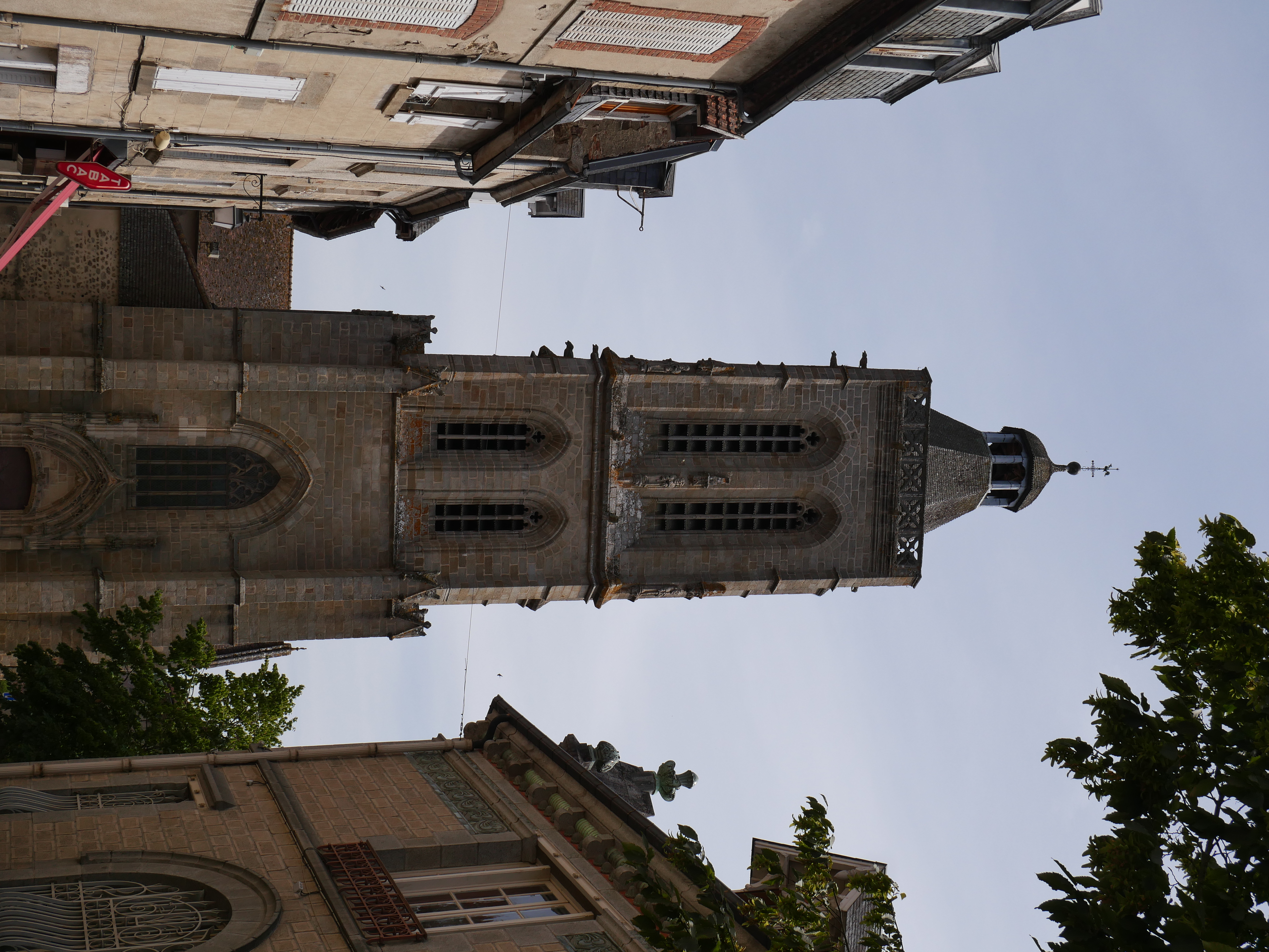Chapelle, église et guépier d'Europe